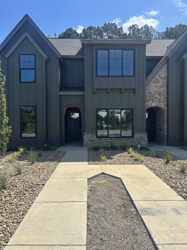 Building Photo - 1328 Twelve Oaks Ln