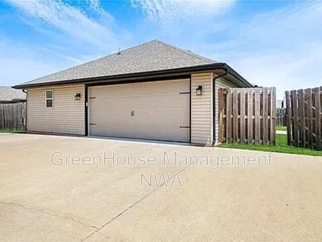 Building Photo - 702 SW Willowpoint Rd