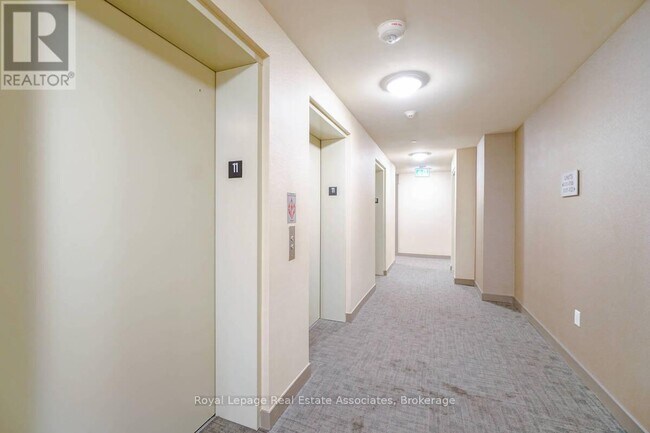 Photo du bâtiment - 4055 Parkside Village Dr