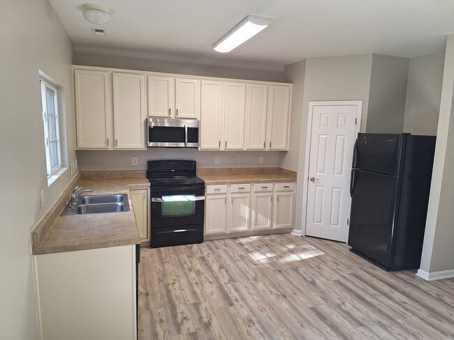 Building Photo - Townhome with New Flooring and Appliances ...