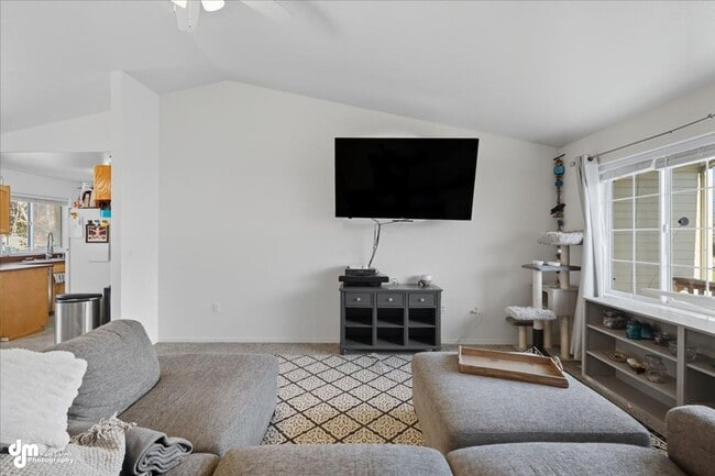 Building Photo - Charming 3BD/2BD Home!