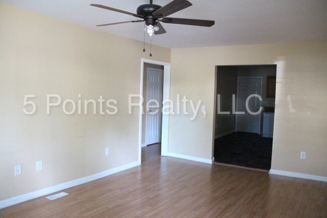 Building Photo - 743 Linden Green Dr