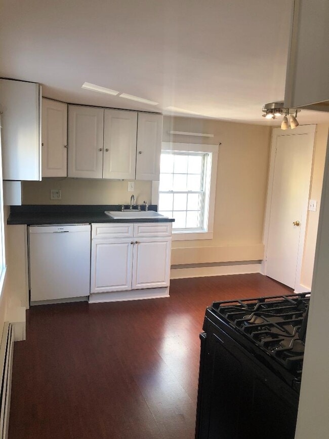 Building Photo - 13 Lowe St