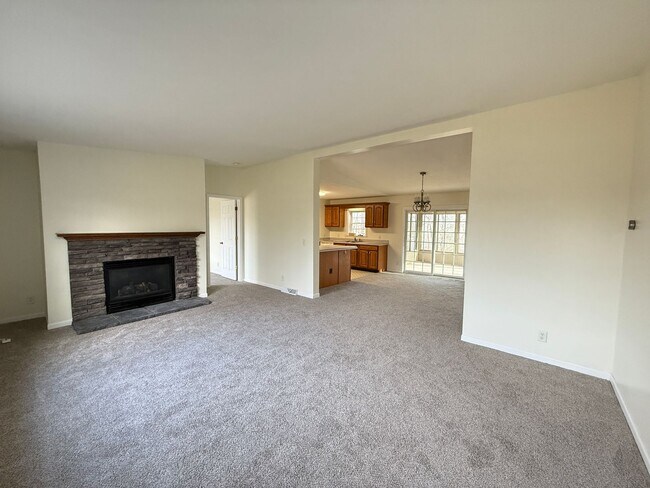 Foto del edificio - Spacious 3-Bedroom Home with Sunroom and Attached 2-Car Garage in Manchester, MI