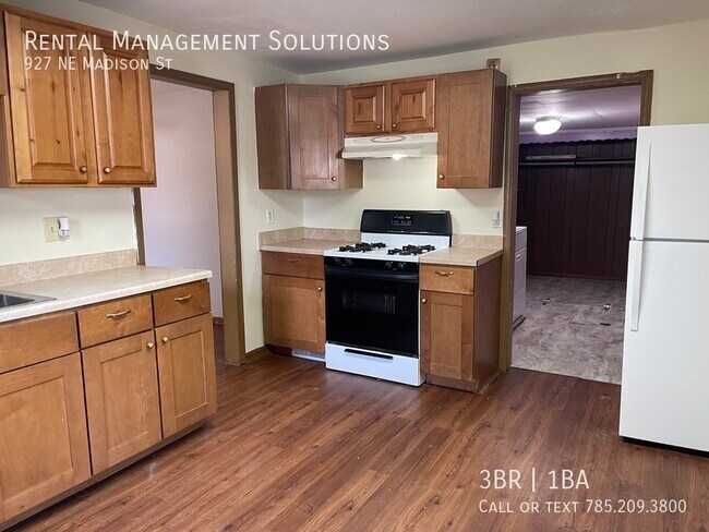 Building Photo - 927 NE Madison St- 3 BED/1 BATH
