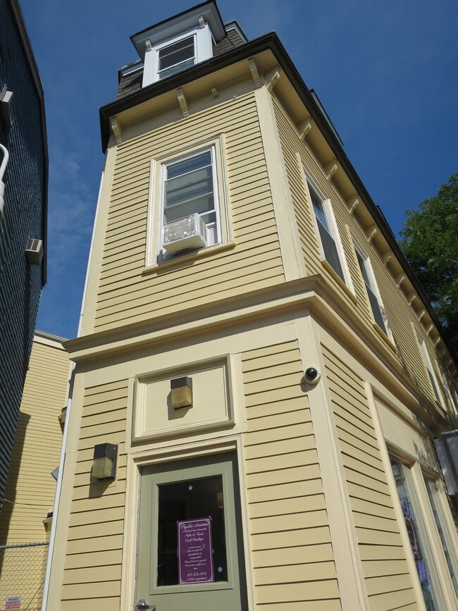 Building Photo - 3 Holland St
