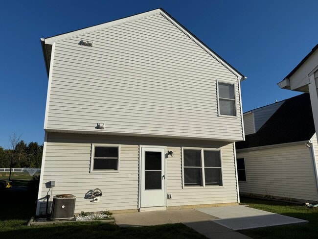 Building Photo - Charming 3 bedroom, 2.5 bath home located in Lehner Woods