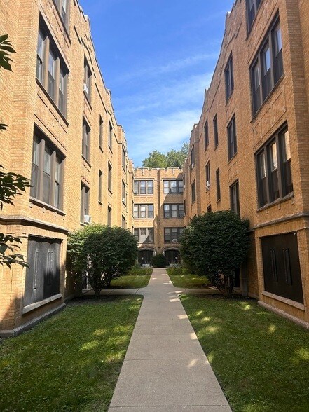 Primary Photo - 1024 E Hyde Park Blvd