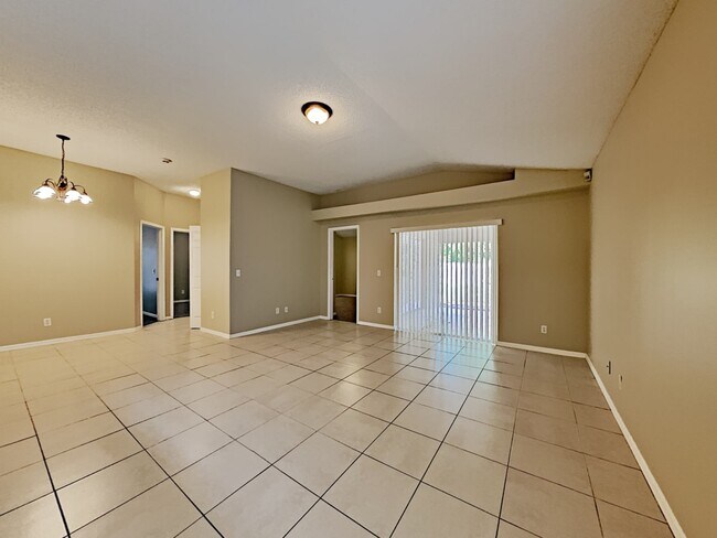 Building Photo - 1015 Royal Oaks Dr