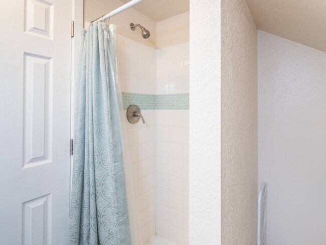 Building Photo - 1427 E Hays St