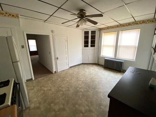 Building Photo - 613 S Main St