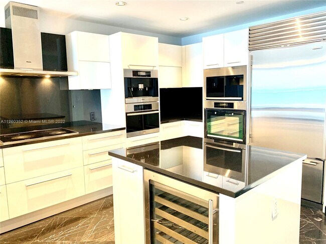 Building Photo - 17121 Collins Ave