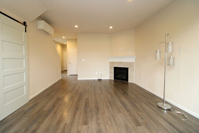 Foto del edificio - 3 Bedroom Luxury Townhouse in Beautiful Happy Valley