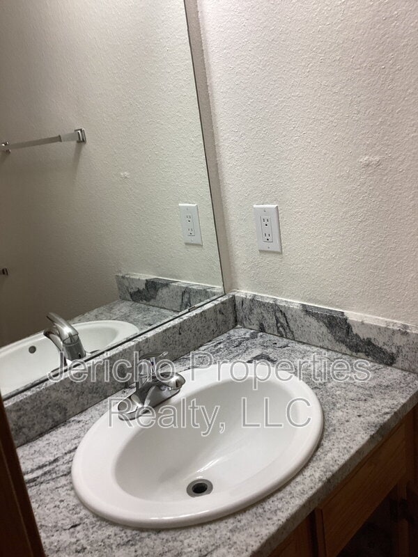 Foto del edificio - 8733 W Cornell Ave