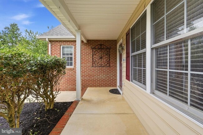 Building Photo - 2068 Stoneleigh Dr