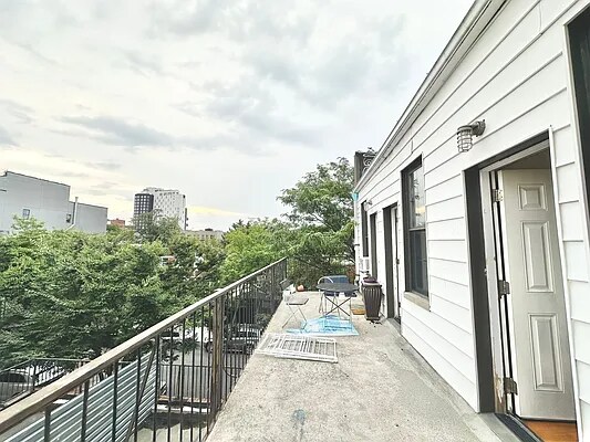 Foto del edificio - 242 Central Ave