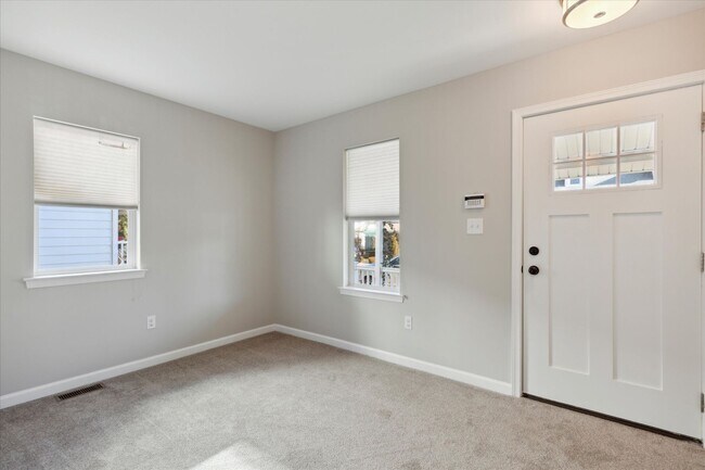 Foto del edificio - Recently Renovated 4B/3B Twin In Malvern B...