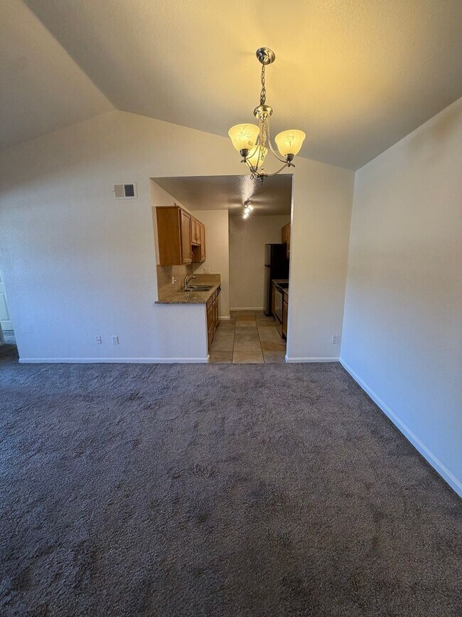 Building Photo - Great 1 bedroom 1 bath 2nd floor unit