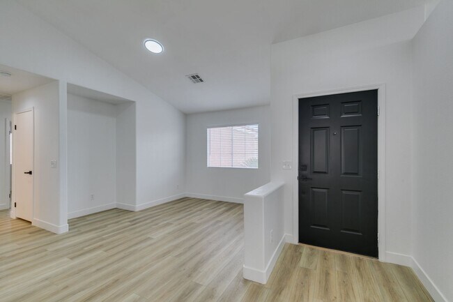 Foto del edificio - Beautifully updated three-bedroom single-s...