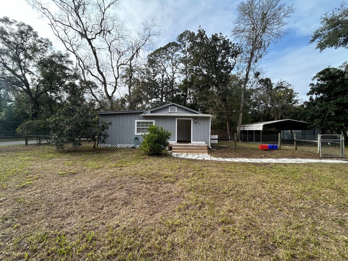 Ridgeview 2/1 with bonus room and two fen... - Ridgeview 2/1 with bonus room and  two fen...