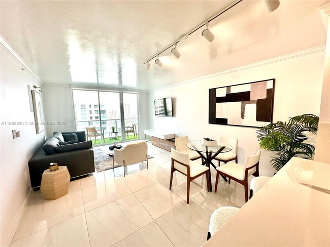 Building Photo - 1155 Brickell Bay Dr