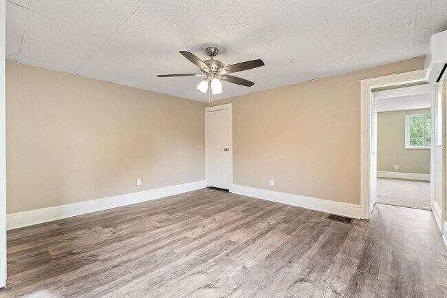 Foto del edificio - Nicely Renovated 1 Bed, 1 Bath Apartment in Greenfield - In-unit Laundry, Quiet Street - Availabl...