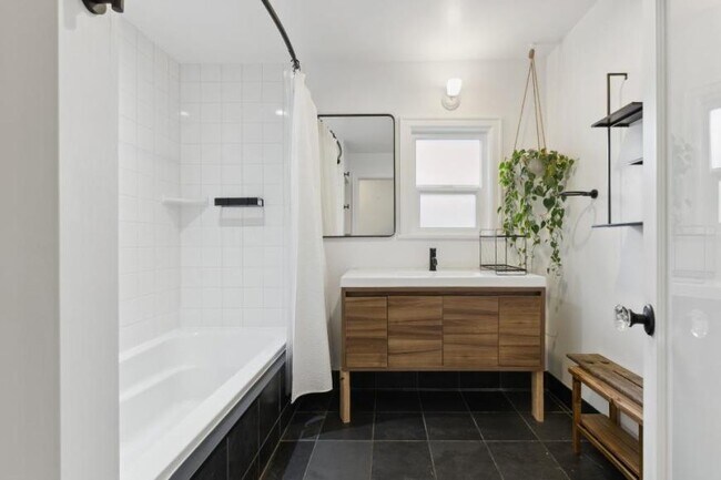 Building Photo - 2 bedroom in Seattle WA 98106