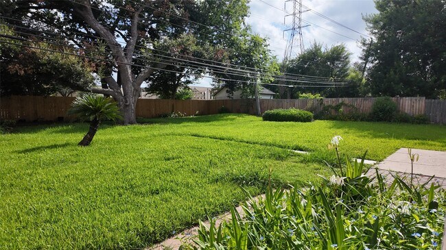 Building Photo - 5946 Willowbend Blvd