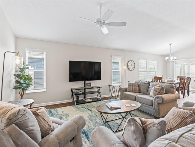 Foto del edificio - 449 Gilson Loop