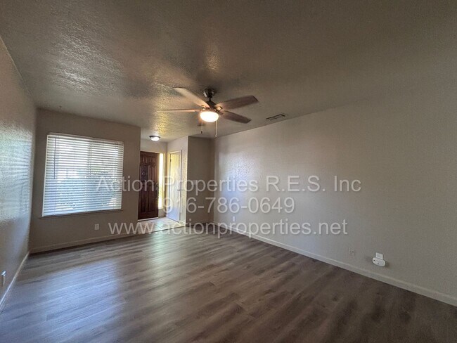 Foto del edificio - Updated 2 Bed, 2 Bath Duplex - 2 Car Garage - Two Large Patios - Close to Shopping, Restaurants, ...
