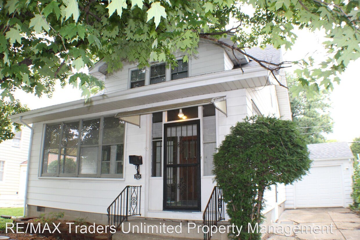 2 br, 1.5 bath House 2525 W Ardmore Place House Rental in West