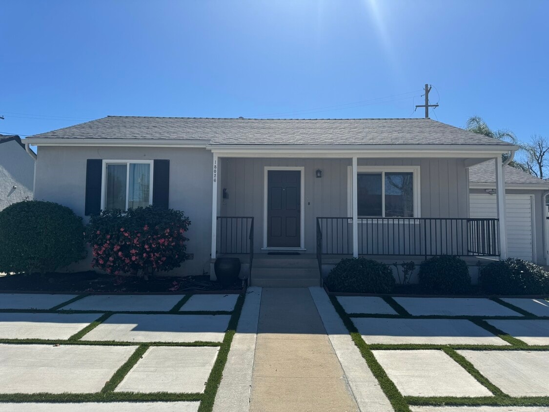 Primary Photo - 18026 Bullock St