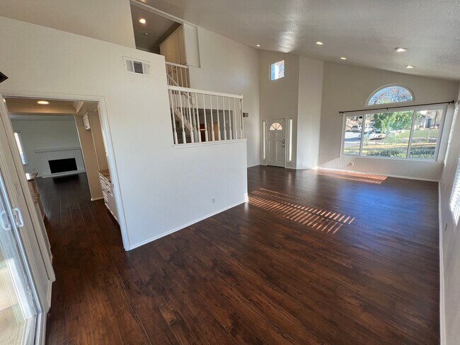 Foto del edificio - OUTSTANDING HILLTOP TWO STORY 4 BEDROOM 3 ...