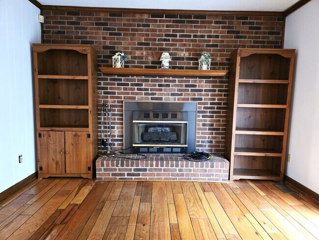 Foto del edificio - 3 Bed • 2.5 Bath Brick Home with Office & Basement — King, NC