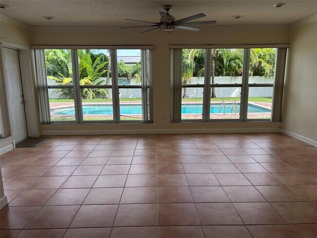 Foto del edificio - 1811 NE 43rd St