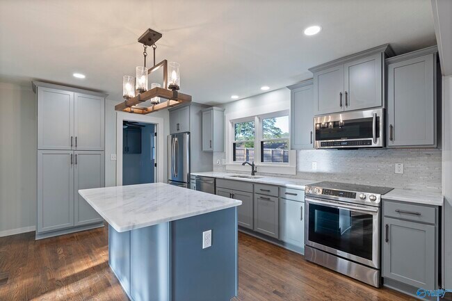 Building Photo - 3311 Beverly Dr SW