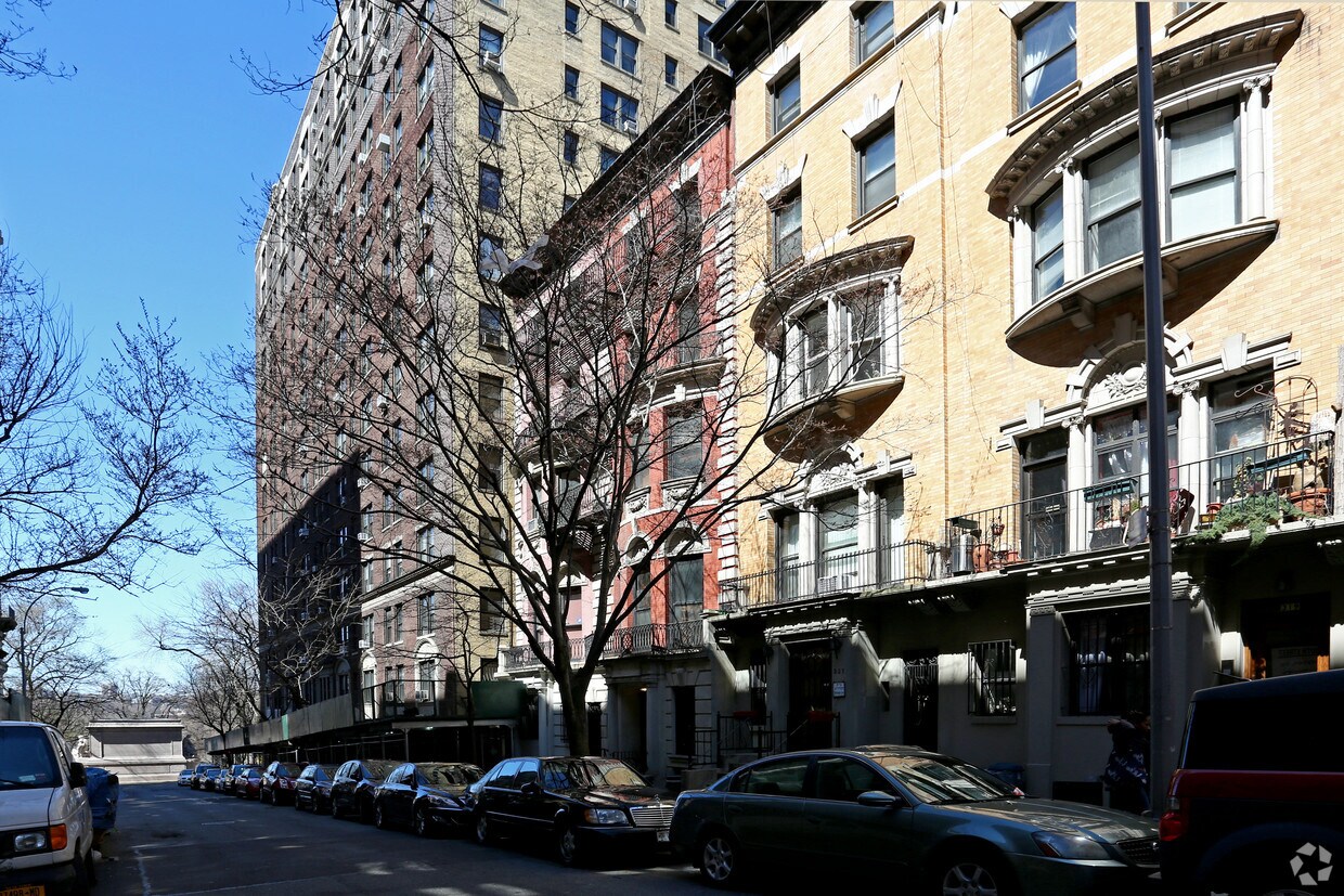 Building Photo - 323 W 100th St