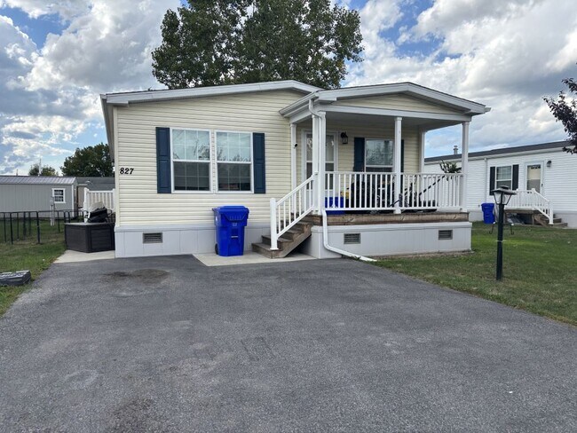 Building Photo - 827 Willowbrook Dr