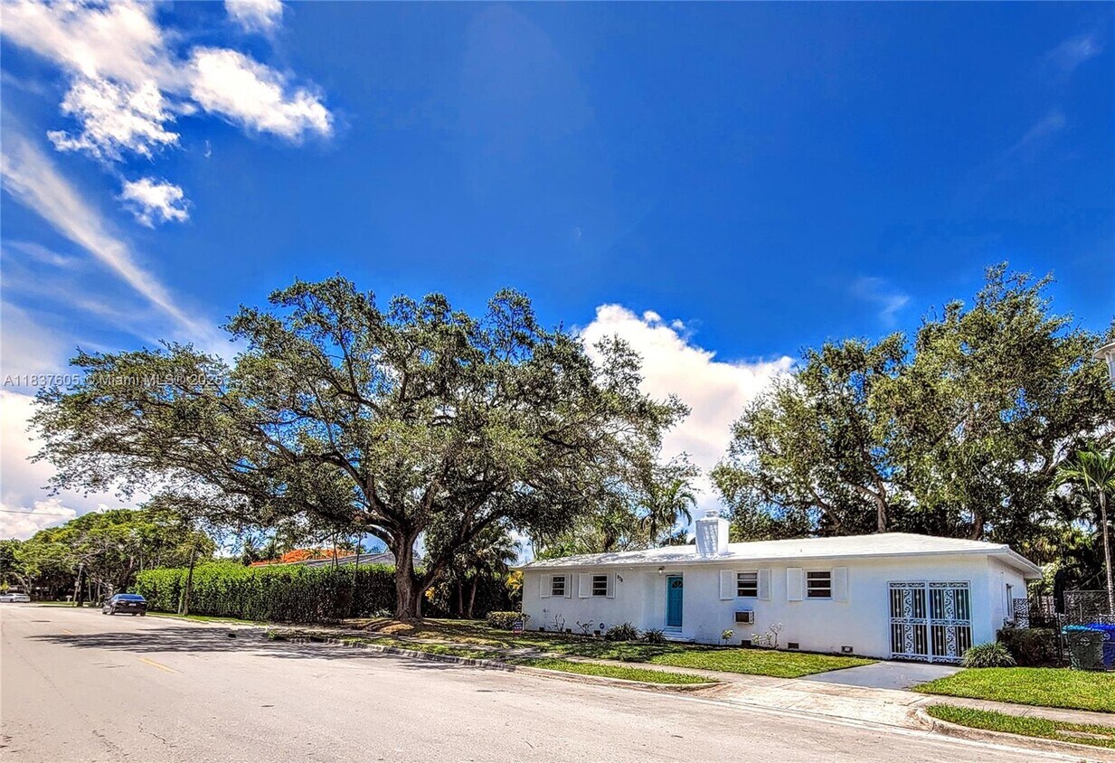 Foto principal - 828 NE 76th St