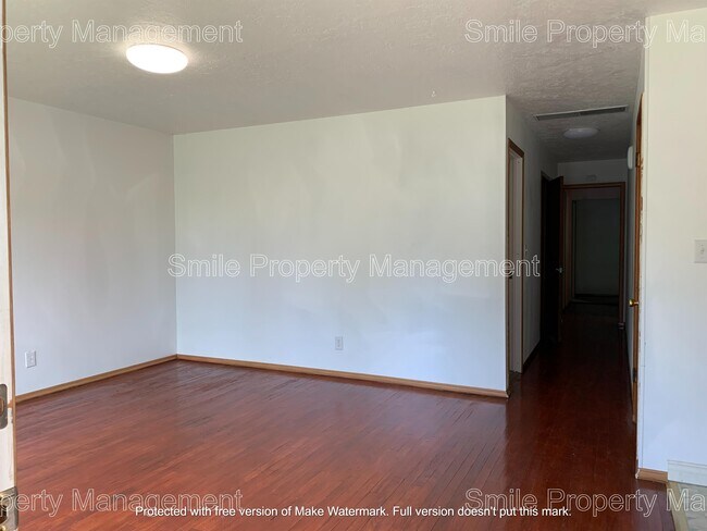 Building Photo - 9545 N Clarendon Ave