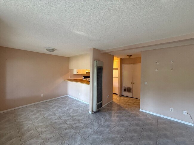 Building Photo - 2 bed/ 1.5 bath