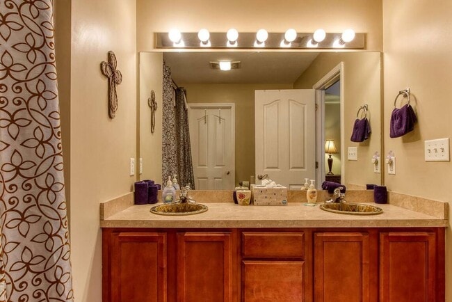 Foto del edificio - FULLY FURNISHED!!! GREAT FOR CORPORATE HOUSING!!!!