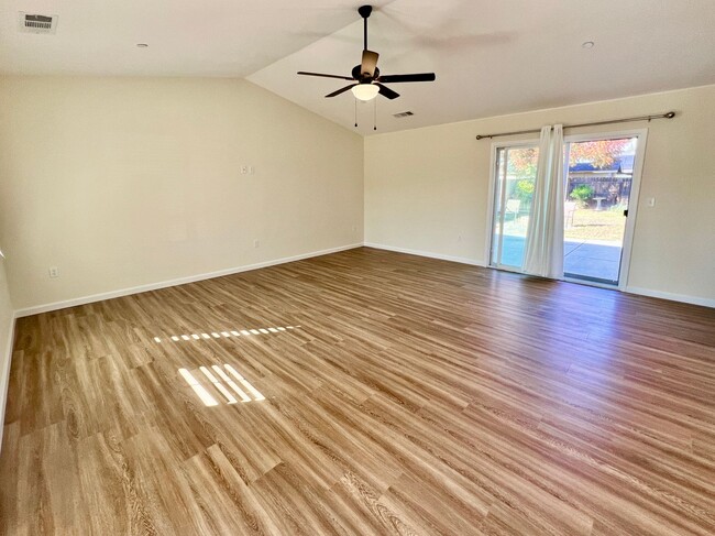 Foto del edificio - $500 Move in Bonus $2,495 Kings Canyon & A...