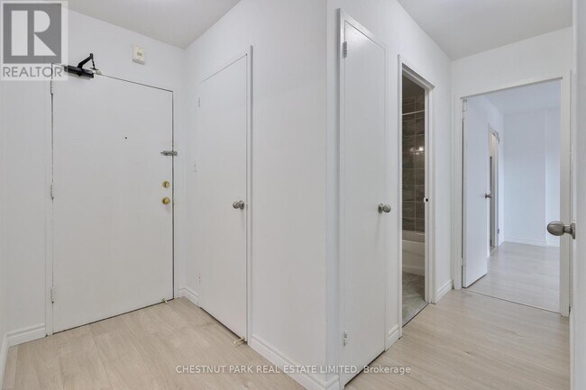 Building Photo - 888 Glen St