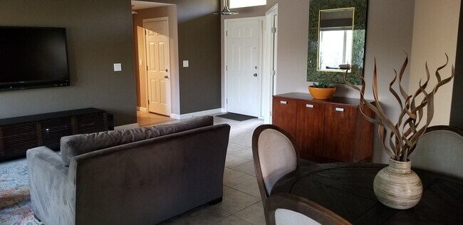 Foto del edificio - 5550 N Waterfield Dr