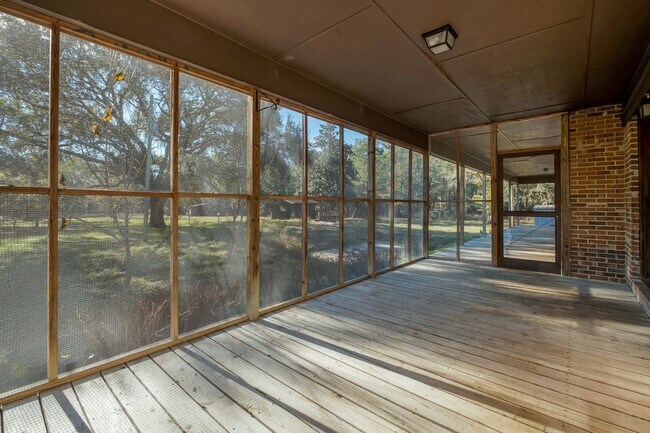 Foto del edificio - 5 bed 2.5 bath home with acreage