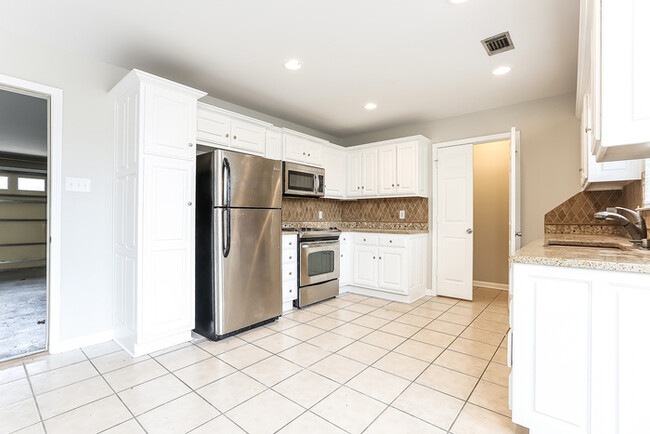 Building Photo - 10708 Stoneridge Dr