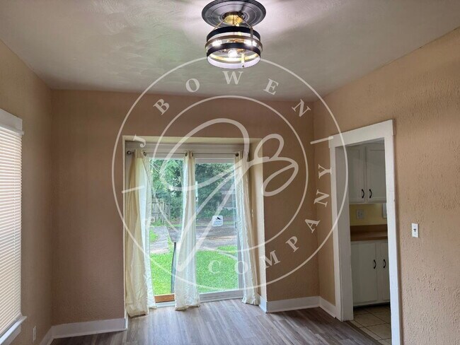 Building Photo - "Charming 3-Bed Home with Spacious Living in South Toledo.