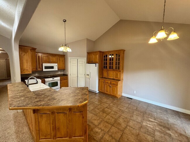 Foto del edificio - Large and Spacious Duplex Available