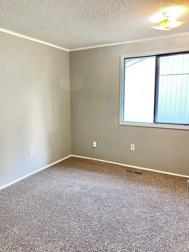 Foto del edificio - Spacious 3 Bedroom 1 Bath Duplex in South Loveland with Huge Fenced Backyard & 2-Car Garage!